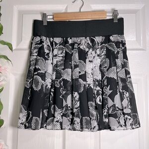 🎶NWOT Express black and white mini skit